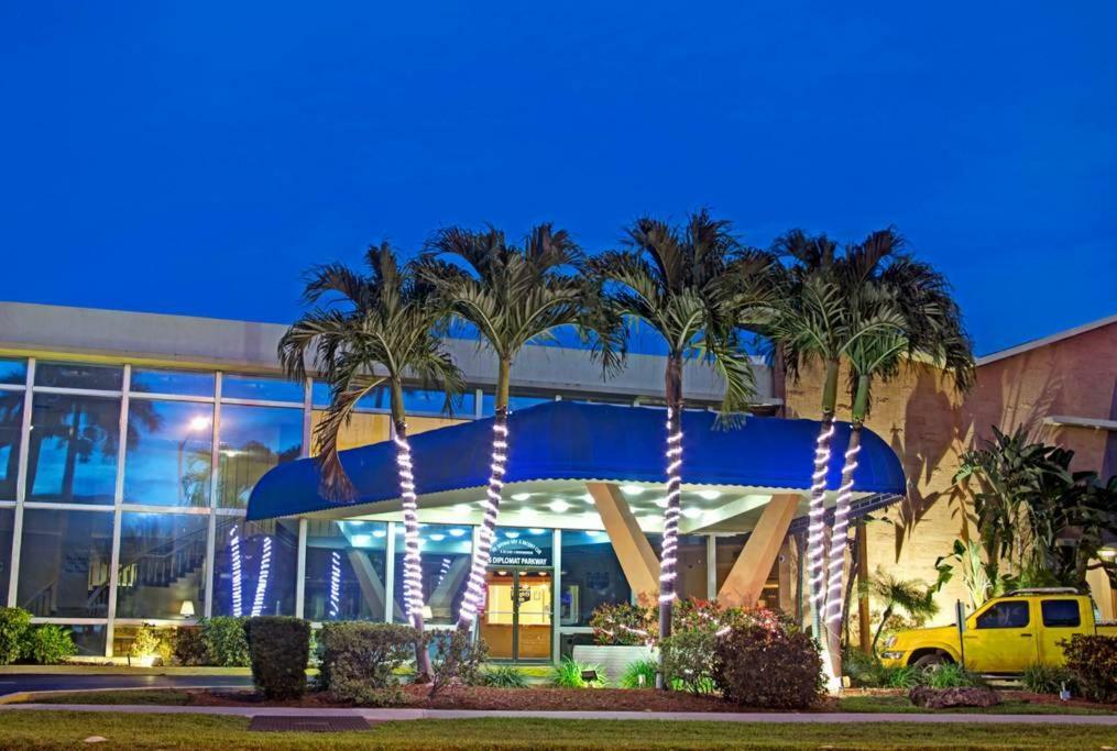 Апартаменты Hallandale Studio With Pool Халландейл-Бич Экстерьер фото